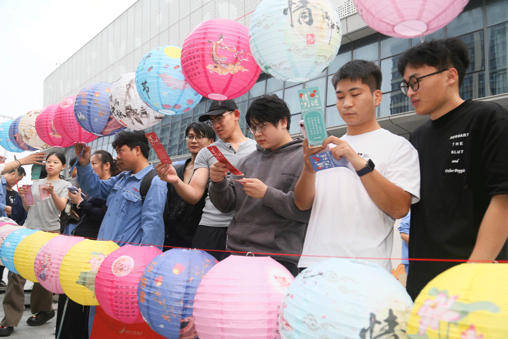 1760055055562241.gif 游園打卡.gif